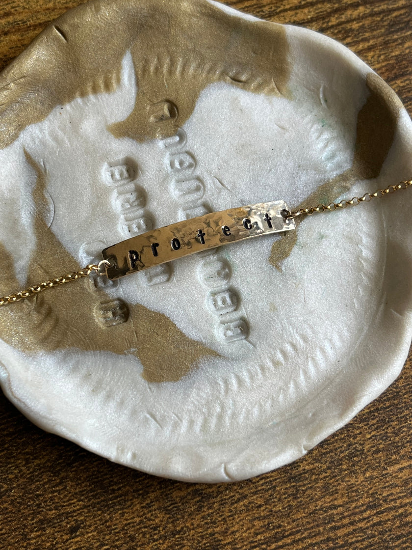 14kt Gold-Filled Bar Personalized Chain Bracelet - Hammered Finish